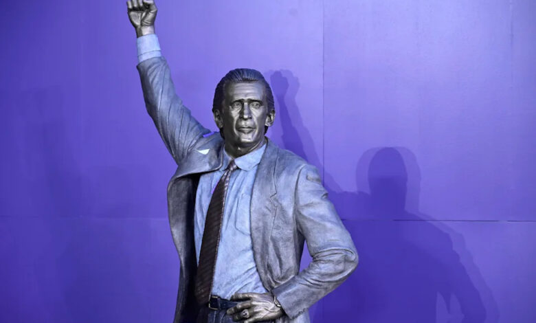 Лејкерси одају почаст Пету Рајлију статуом поред Меџика Џонсона, Кареема Абдул-Јабара, церемонија полувремена на утакмици Селтикса