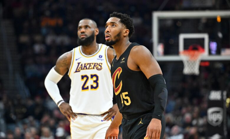 Донован Мичел реагује на гласине Леброна Џејмса о потенцијалном повратку кевичара пре одласка у НБА пензију Донован Мичел реагује на гласине Леброна Џејмса о потенцијалном повратку кевичара пре одласка у НБА пензију