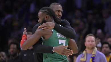 Џејлен Браун реагује на Леброна Џејмса, Леброна Џејмса, на популарном видео снимку Џејлен Браун реагује на Леброна Џејмса, Леброна Џејмса, на популарном видео снимку