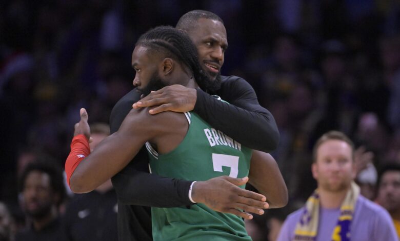 Џејлен Браун реагује на Леброна Џејмса, Леброна Џејмса, на популарном видео снимку Џејлен Браун реагује на Леброна Џејмса, Леброна Џејмса, на популарном видео снимку