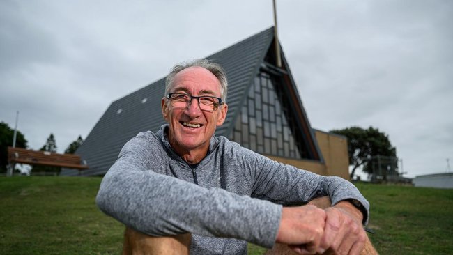 Бивши капитен Роостерса Џон Тобин расплаче се након што је избегао другу затворску казну због дрога