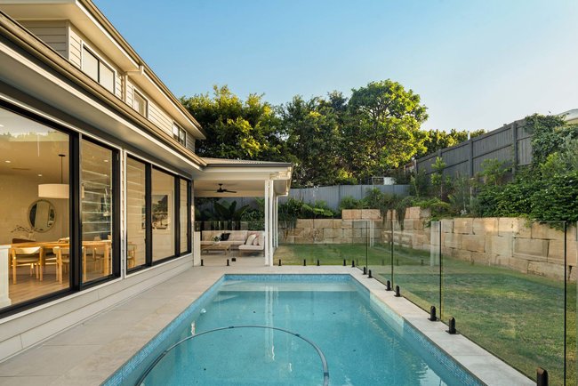 Кућа Лејчија и Џула Нила у Севен Хилсу продата за 3,2 милиона долара на аукцији у Бризбејну Кућа Лејчија и Џула Нила у Севен Хилсу продата за 3,2 милиона долара на аукцији у Бризбејну