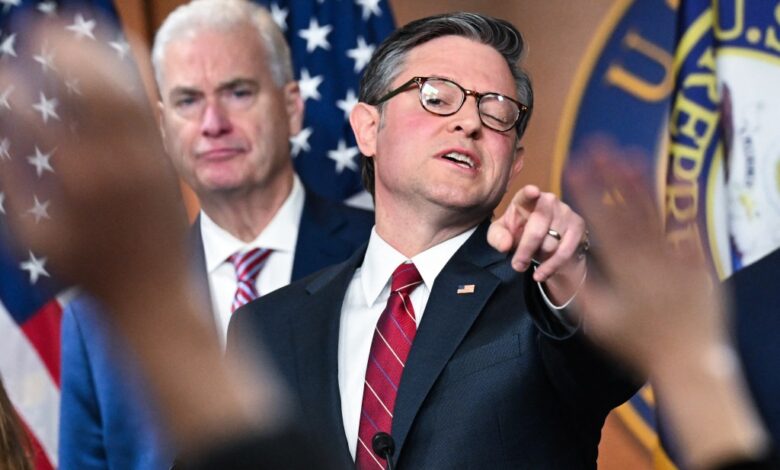 Председник Представничког дома Мајк Џонсон исмијава ‘породичну свађу’ између лидера мањине у Представничком дому Хакима Џефриса, сенатора Чака Шумера