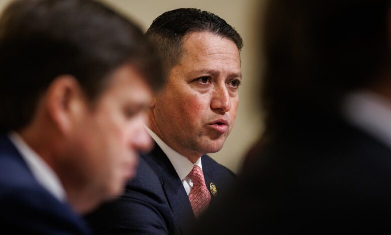 Посланик Тони Гонзалес каже да неће дати оставку због ‘сексуалних’ текстова са помоћницом која се запалила Посланик Тони Гонзалес каже да неће дати оставку због ‘сексуалних’ текстова са помоћницом која се запалила