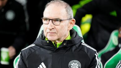 Мартин О’Нил поздравља Алекса Окслејда-Чемберлена после дебија