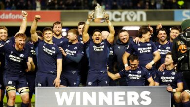 Џон Свини слави са Шкотском после победе у Купу Калкуте