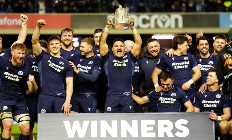 Џон Свини слави са Шкотском после победе у Купу Калкуте