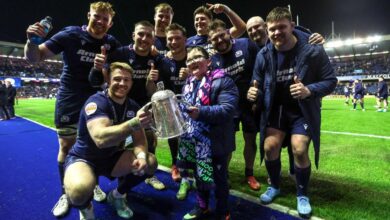 Млади навијач Шкотске подиже Куп Калкуте после победе Шкотске Млади навијач Шкотске подиже Куп Калкуте после победе Шкотске