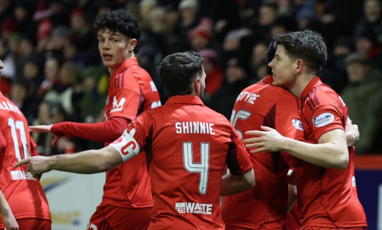 Схинние постиже гол када је Абердин са 10 играча победио Мотхервелл-а са девет играча Схинние постиже гол када је Абердин са 10 играча победио Мотхервелл-а са девет играча