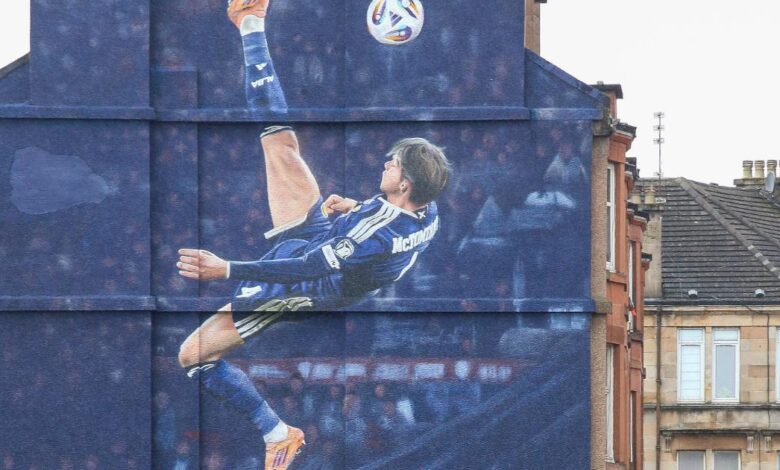 Нови мурал Сцотт МцТоминаи у Глазгову висок 36 стопа откривен у Хампдену