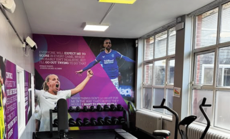 Бивша звезда Ренџерса запрепашћена када је слика гола приказана у старој школи Бивша звезда Ренџерса запрепашћена када је слика гола приказана у старој школи