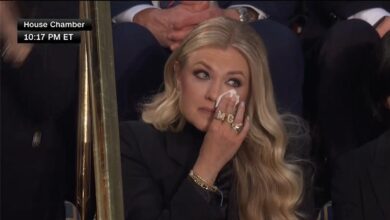 Председник Трамп одаје почаст Чарлију Кирку у емисији „Стање уније, Ерика Виђена како плаче“.