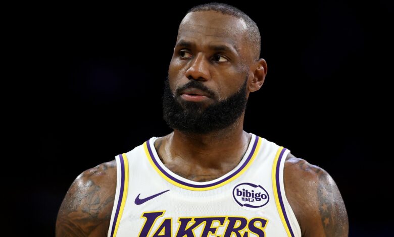 Леброн Џејмс из Лејкерса не може да добије НБА награде пошто је искључен због повреде против Вембија, Спарса