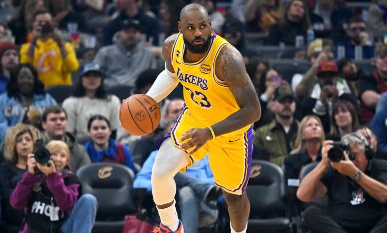 Нове гласине о Леброну Џејмсу о будућности Лејкерса усред веза између Цавса, Варриорса, Никса пре рока за размену у НБА