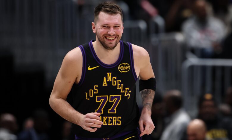 Лејкерси истичу све историјске подвиге Луке Дончића са тимом у видеу поводом годишњице трговине Мавсом Лејкерси истичу све историјске подвиге Луке Дончића са тимом у видеу поводом годишњице трговине Мавсом