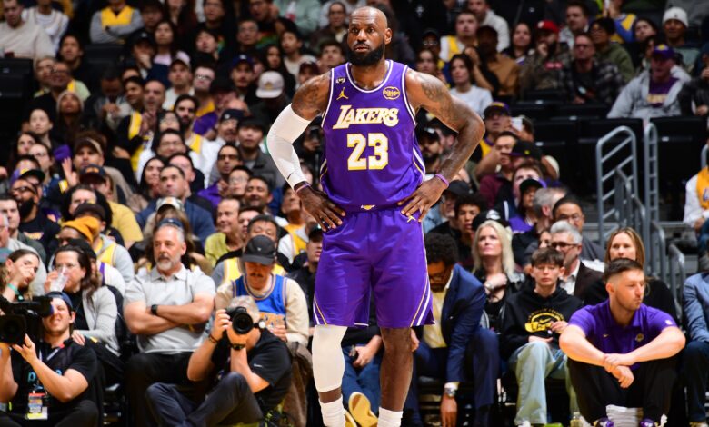 ‘Винтаге’ Леброна Џејмса навијали фанови усред невероватног старта Лејкерса против Мавса са Луком, Флагг Оут