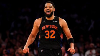 Гледајте како Карл-Ентони Таунс потписује дрес Џоела Ембиида за навијаче пре него што Никси против 76ерса