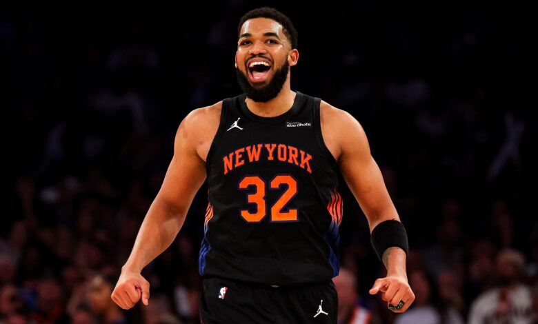 Гледајте како Карл-Ентони Таунс потписује дрес Џоела Ембиида за навијаче пре него што Никси против 76ерса