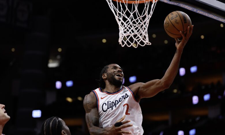 Победник игре Кавхи Леонард одушевљава навијаче док Клиперси сеал враћају победу против Кевина Дуранта, Роцкетс