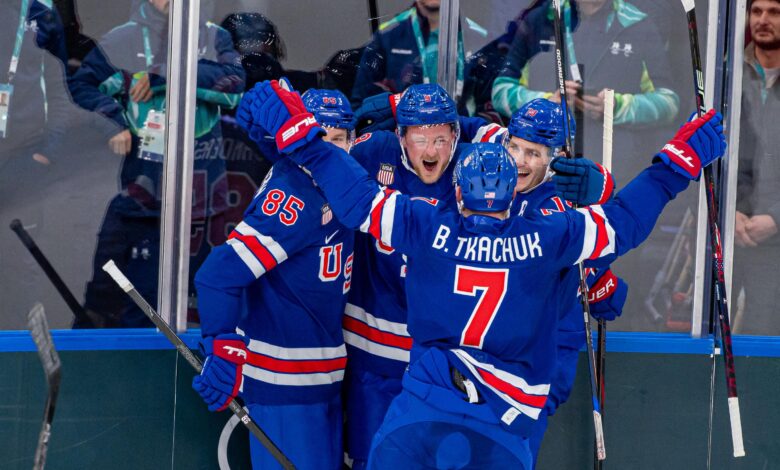 Брејди Ткачук реагује на дивљу победу САД у олимпијској хокејашкој групној игри док се слика заграде добија облик