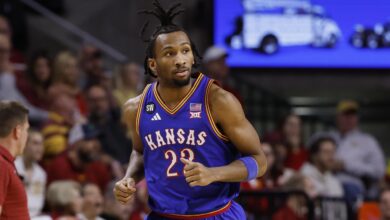 Билл Селф из Канзаса у видео снимку расправљао о „разочаравајућем“ раном изласку Даррина Петерсона против ОСУ