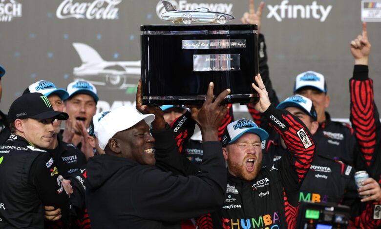 Мајкл Џордан слави са Тајлером Редиком на видео снимку након победе НАСЦАР Даитона 500 2026 Мајкл Џордан слави са Тајлером Редиком на видео снимку након победе НАСЦАР Даитона 500 2026