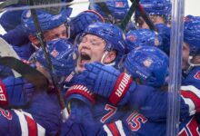 Квин Хјуз одушевљава навијаче голом у продужетку док САД преживљавају против Шведске у мушкој олимпијској хокејашкој категорији