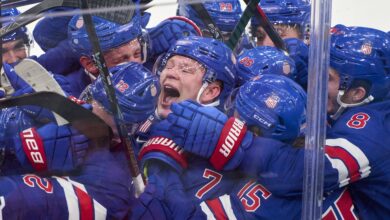 Квин Хјуз одушевљава навијаче голом у продужетку док САД преживљавају против Шведске у мушкој олимпијској хокејашкој категорији