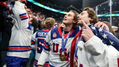 Мушки и женски хокејашки тимови САД понудили су бесплатне колаче за живот након освајања златних олимпијских медаља