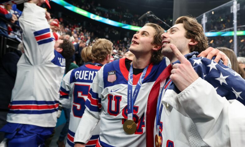 Мушки и женски хокејашки тимови САД понудили су бесплатне колаче за живот након освајања златних олимпијских медаља