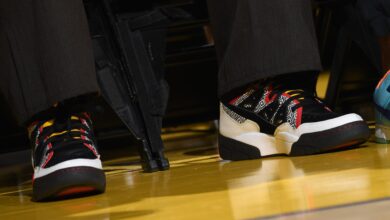 Стеф Кари одао почаст легенди НБА Дикембе Мутомбу ципелама током борбе против Нагетса на фотографијама