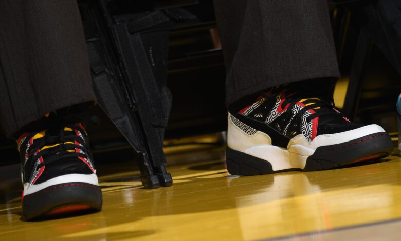 Стеф Кари одао почаст легенди НБА Дикембе Мутомбу ципелама током борбе против Нагетса на фотографијама