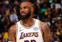 Леброн Џејмс каже да има ‘изузетно поштовање’ за Пата Рајлија на видео снимку док НБА легенда добија статуу Лејкерса