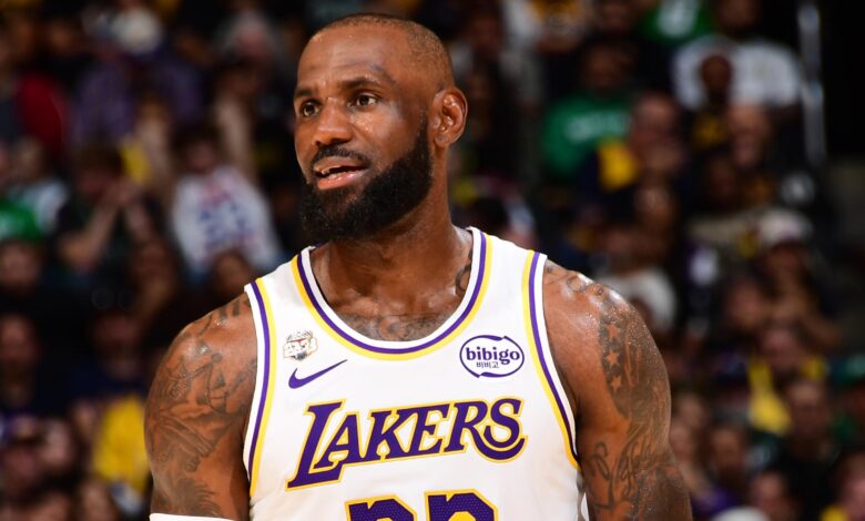 Леброн Џејмс каже да има ‘изузетно поштовање’ за Пата Рајлија на видео снимку док НБА легенда добија статуу Лејкерса Леброн Џејмс каже да има ‘изузетно поштовање’ за Пата Рајлија на видео снимку док НБА легенда добија статуу Лејкерса