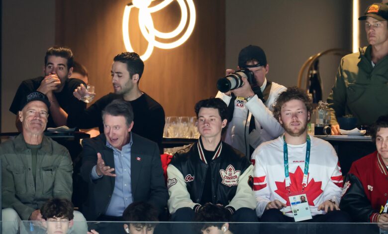 Том Брејди, Вејн Грецки, Марк Месије деле комплет на фотографији током олимпијске победе Канаде против Финске