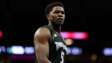 Ентони Едвардс реагује на то што га је Тиресе Макеи закуцао у вирусном видеу током 76ерса против Волвеса