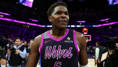 Ентони Едвардс реагује на видео након што је чуо да је неко потрошио 426 хиљада долара на трговачку карту звезде Вукова