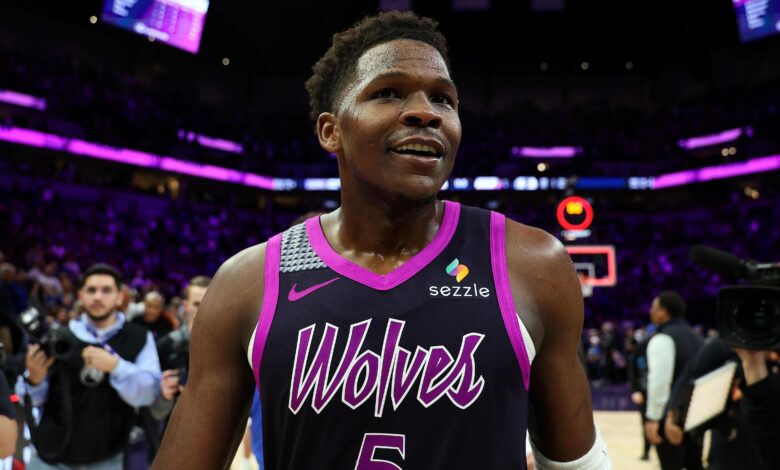 Ентони Едвардс реагује на видео након што је чуо да је неко потрошио 426 хиљада долара на трговачку карту звезде Вукова