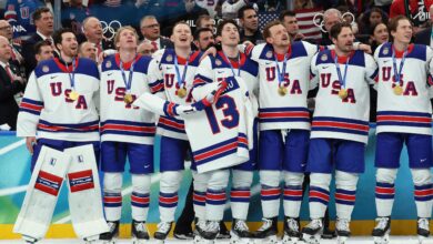 Пат МцАфее изненађује мушки хокејашки тим САД покривајући картицу од 150.000 долара у видео снимку након освајања златне медаље