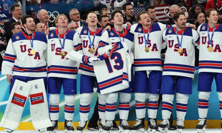 Пат МцАфее изненађује мушки хокејашки тим САД покривајући картицу од 150.000 долара у видео снимку након освајања златне медаље Пат МцАфее изненађује мушки хокејашки тим САД покривајући картицу од 150.000 долара у видео снимку након освајања златне медаље