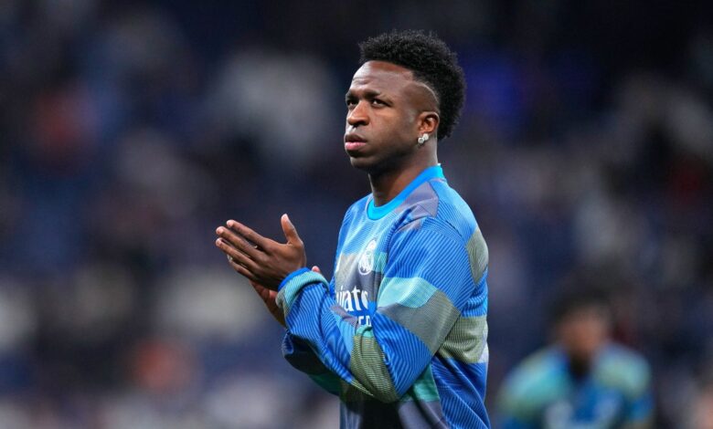 Навијачи Реал Мадрида откривају транспаренте који подржавају Винисијуса уочи реванша Бенфике