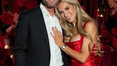 Аллисон Холкер верена са Адамом Едмундсом након смрти шефа Степхена „тВитцх“.