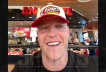 Кристијан Мекефри слеже раменима за крај сезоне 49ерса, ћерка га држи на земљи