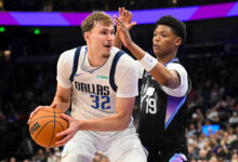 Новајлија џеза Ејс Бејли замениће Купера Флага у утакмици Звезда у успону пошто је звезда Мавса на страни уганућа средњег дела стопала