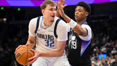 Новајлија џеза Ејс Бејли замениће Купера Флага у утакмици Звезда у успону пошто је звезда Мавса на страни уганућа средњег дела стопала