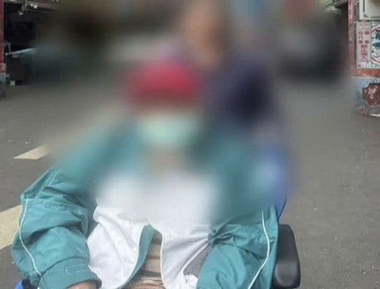 Тајванског тајкуна, 102, породица је у инвалидским колицима одвезла из болнице усред битке за старатељство