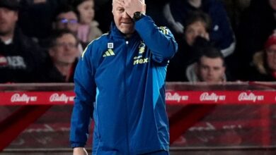 Шон Дајч изгледа резигниран са судбином док реагује на гнев навијача Нотингем Фореста