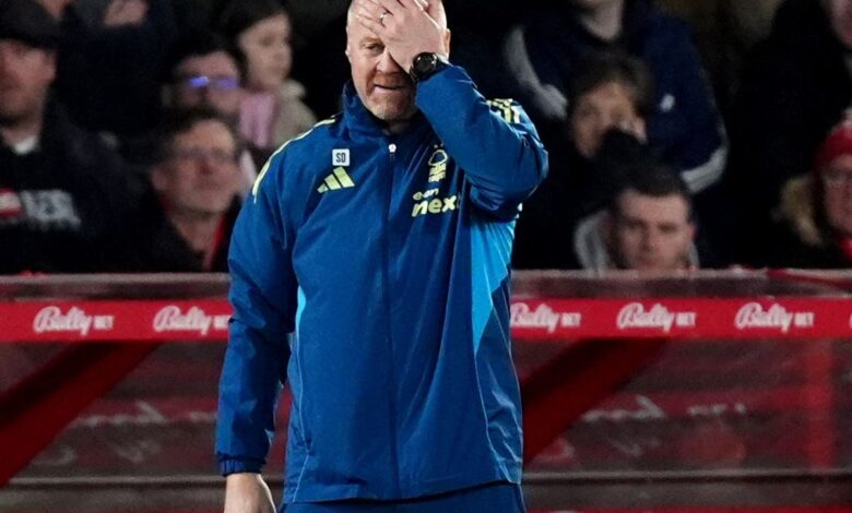 Шон Дајч изгледа резигниран са судбином док реагује на гнев навијача Нотингем Фореста