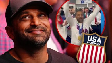 Директор ФБИ-а Кеш Пател забавља се са америчким мушким олимпијским хокејашким тимом након освајања златне медаље