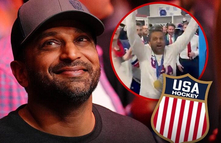 Директор ФБИ-а Кеш Пател забавља се са америчким мушким олимпијским хокејашким тимом након освајања златне медаље